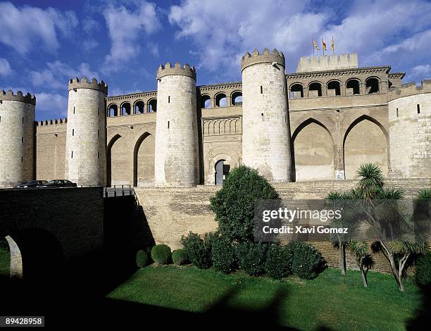 alfajeria palace, saragossa (aragon, spain) current seat of the aragon government. spanish mudejar art. - palace fotografías e imágenes de stock