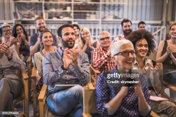 grote groep tevreden ondernemers op een business seminarie in een bestuurskamer applaudisseren. - praise stockfoto's en -beelden