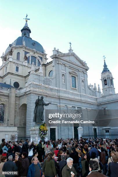 Catedral de La Almudena. Madrid . Thousands of faithful have congregated to pray for the rest of the Pope John Paul II, around the sculpture of Juan...