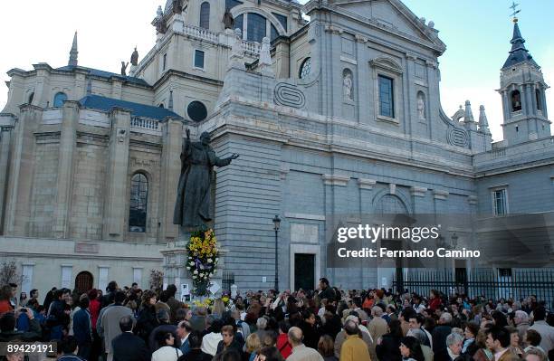 Catedral de La Almudena. Madrid . Thousands of faithful have congregated to pray for the rest of the Pope John Paul II, around the sculpture of Juan...