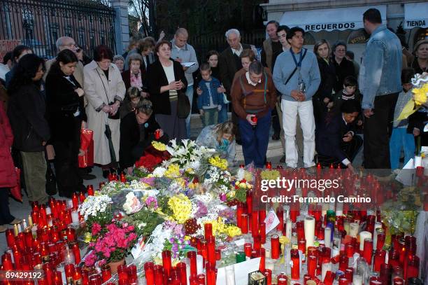 Catedral de La Almudena. Madrid . Thousands of faithful have congregated to pray for the rest of the Pope John Paul II, around the sculpture of Juan...