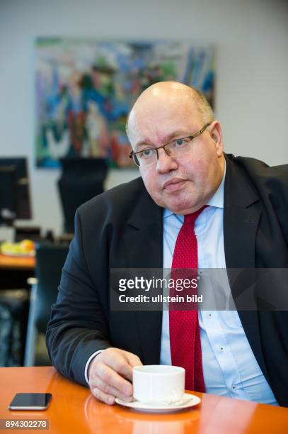 Berlin, , Peter Altmaier, Bundesminister für besondere Aufgaben und Chef des Bundeskanzleramts während eines Gesprächs in seinem Büro im...