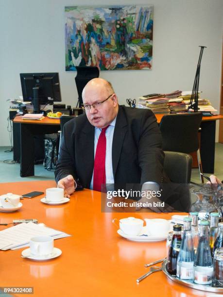 Berlin, , Peter Altmaier, Bundesminister für besondere Aufgaben und Chef des Bundeskanzleramts während eines Gesprächs in seinem Büro im...