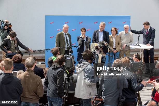 Berlin, , Pressekonferenz der AFD auf der Dachterrasse ihres Parteibüros, vlnr Alexander Gauland, Frauke Petry, Joerg Meuthen, Beatrix von Storch,...