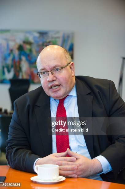 Berlin, , Peter Altmaier, Bundesminister für besondere Aufgaben und Chef des Bundeskanzleramts während eines Gesprächs in seinem Büro im...