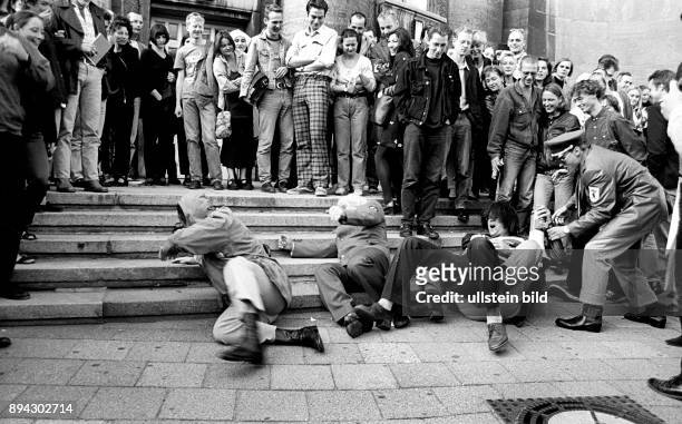 Berlin, 07.1996, Christoph Schlingensief rangelt mit einem "Polizisten" beim Beginn des Theaterstücks "Rocky Dutschke´68" vor dem Eingang der...