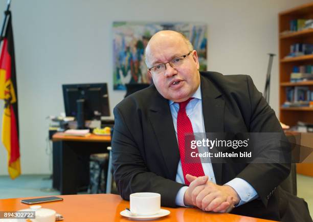 Berlin, , Peter Altmaier, Bundesminister für besondere Aufgaben und Chef des Bundeskanzleramts während eines Gesprächs in seinem Büro im...