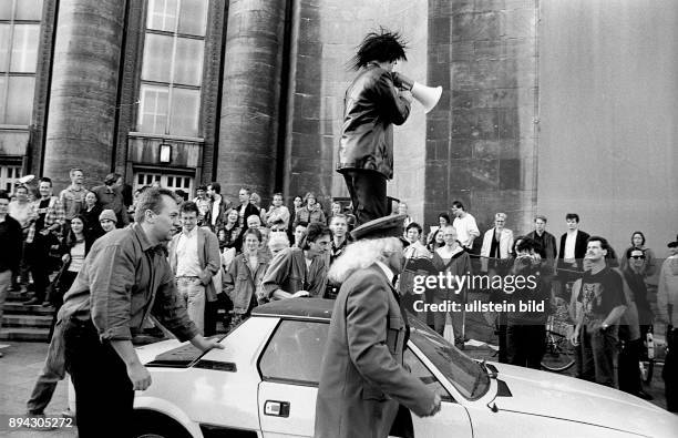 Berlin, 07.1996, Christoph Schlingensief beim Beginn des Theaterstücks "Rocky Dutschke´68" vor dem Eingang der Volksbühne am Rosa Luxemburg Platz