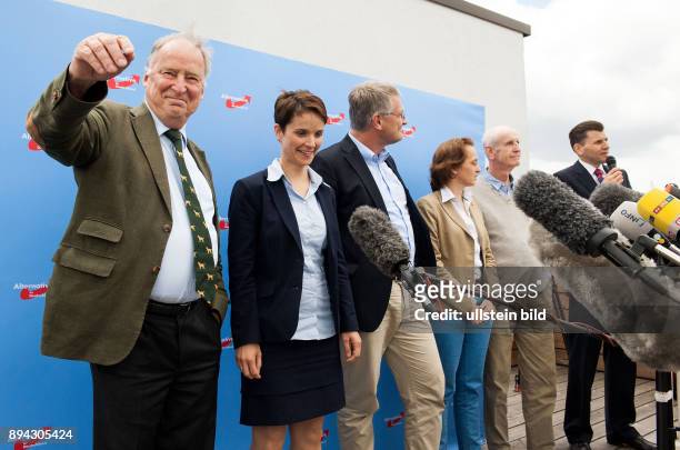 Berlin, , Pressekonferenz der AFD auf der Dachterrasse ihres Parteibüros, vlnr Alexander Gauland, Frauke Petry , Joerg Meuthen, Beatrix von Storch,...