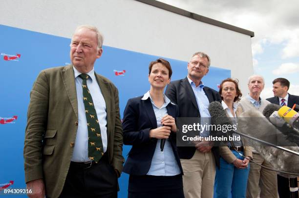 Berlin, , Pressekonferenz der AFD auf der Dachterrasse ihres Parteibüros, vlnr Alexander Gauland, Frauke Petry , Joerg Meuthen, Beatrix von Storch,...