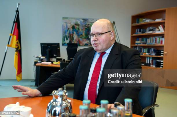 Berlin, , Peter Altmaier, Bundesminister für besondere Aufgaben und Chef des Bundeskanzleramts während eines Gesprächs in seinem Büro im...