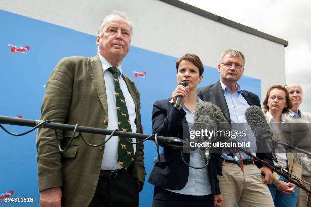 Berlin, , Pressekonferenz der AFD auf der Dachterrasse ihres Parteibüros, vlnr Alexander Gauland, Frauke Petry , Joerg Meuthen, Beatrix von Storch,...