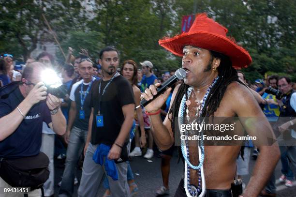 June 18, 2005. Madrid . 'Movistar' Carnival with Carlinhos Brown, brazilian singer in the Paseo de la Castellana, Madrid.