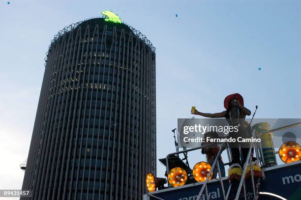 June 18, 2005. Madrid . 'Movistar' Carnival with Carlinhos Brown, brazilian singer in the Paseo de la Castellana, Madrid.