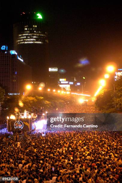 June 18, 2005. Madrid . 'Movistar' Carnival with Carlinhos Brown, brazilian singer in the Paseo de la Castellana, Madrid.