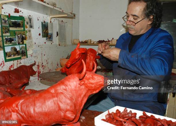 Villaviciosa de Odon. Madrid. El escultor Nacho Martin en su taller dando los ultimos repasos en sus obras de cera. FERNANDO CAMINO / COVER
