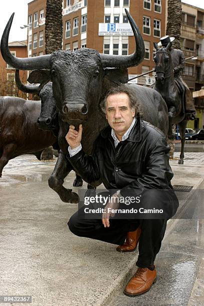 Alicante. Espana. El escultor Nacho Martin, posa junto a su obra "Encierro" en las puertas de la Plaza de Toros de Alicante. FERNANDO CAMINO / COVER