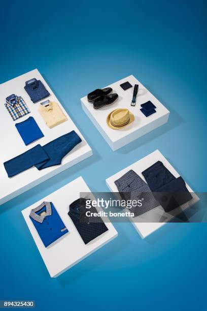 vêtements pour hommes isolés sur fond bleu - ceinture par dessus photos et images de collection