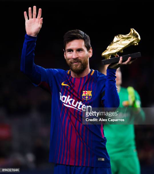 Lionel Messi of FC Barcelona holds the Golden Boot trophy ahead of the La Liga match between FC Barcelona and Deportivo La Coruna at Camp Nou on...