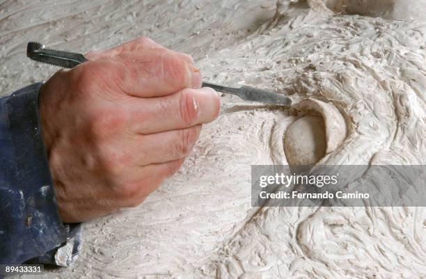 Villaviciosa de Odon. Madrid. El escultor Nacho Martin, da los ultimos repasos a un molde de escayola en su estudio-taller. FERNANDO CAMINO / COVER