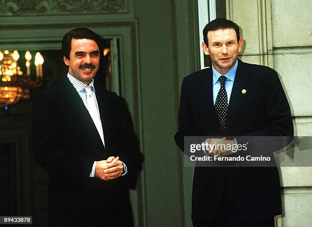 Juan Jose Ibarretxe meets Jose Maria Aznar in The Moncloa.