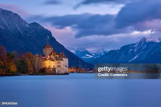 chateau de chillon at dusk, geneva lake, montreux, switzerland - chillon foto e immagini stock