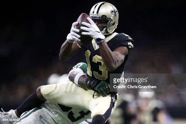 Michael Thomas of the New Orleans Saints makes a catch against the New York Jets at Mercedes-Benz Superdome on December 17, 2017 in New Orleans,...