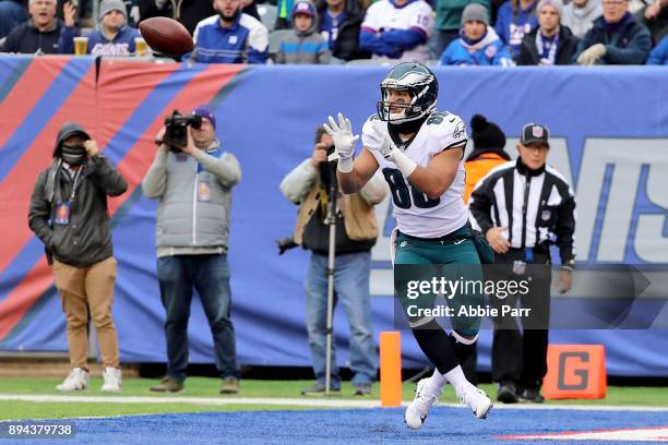 Trey Burton of the Philadelphia Eagles scores a 13 yard touchdown pass against the New York Giants in the second quarter during their game at MetLife...