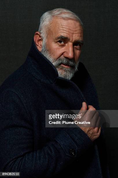 portrait of stylish mature man - col relevé photos et images de collection