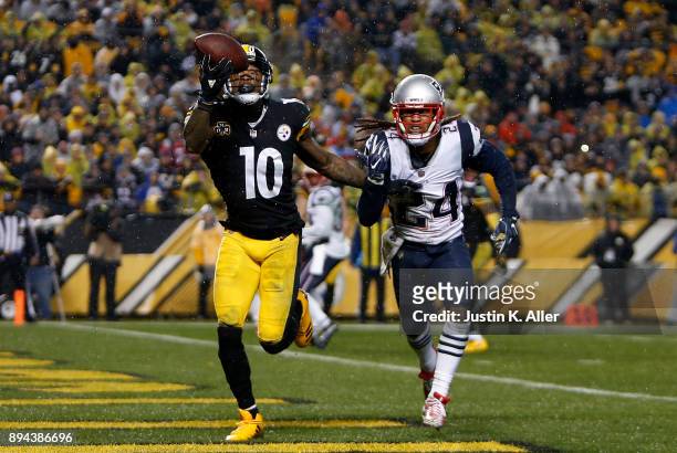 Martavis Bryant of the Pittsburgh Steelers catches a pass in front of Stephon Gilmore of the New England Patriots for a 4 yard touchdown in the...