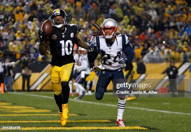 Martavis Bryant of the Pittsburgh Steelers catches a pass in front of Stephon Gilmore of the New England Patriots for a 4 yard touchdown in the...