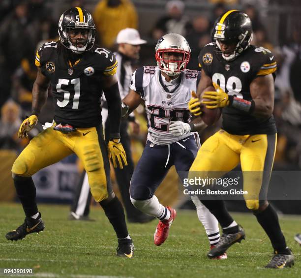Pittsburgh Steelers Vince Williams, right, intercepts a pass from New England Patriots quarterback Tom Brady during the third quarter of a game at...