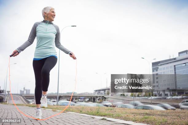 vrouwen oefenen in stad - jump rope stockfoto's en -beelden