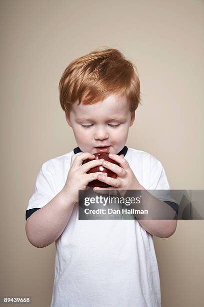 boy, 3 years old, holding an apple. - 2 3 years stockfoto's en -beelden