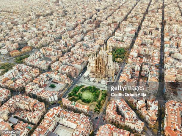 sagrada familia in barcelona - barcelona spanje stockfoto's en -beelden