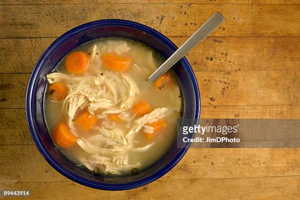 casa feita de arroz de frango sopa-de cima horizontal - soup on spoon imagens e fotografias de stock