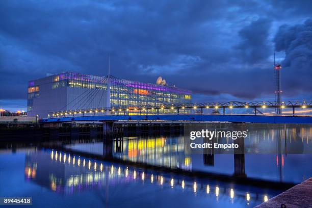 river clyde, glasgow, scotland at night. - clyde bridge stock pictures, royalty-free photos & images