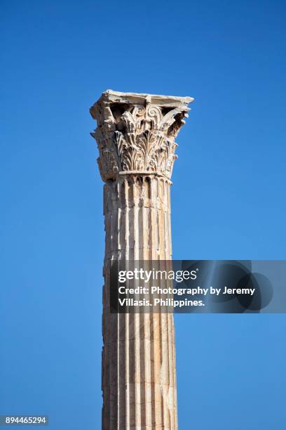 corinthian column, temple of olympian zeus, athens, greece - coríntio imagens e fotografias de stock