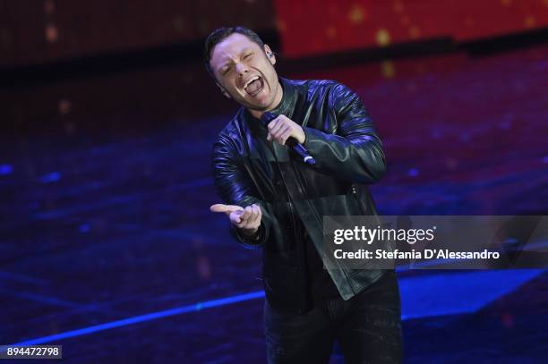 Tiziano Ferro attends Che Tempo Che Fa Tv Show on December 17, 2017 in Milan, Italy.