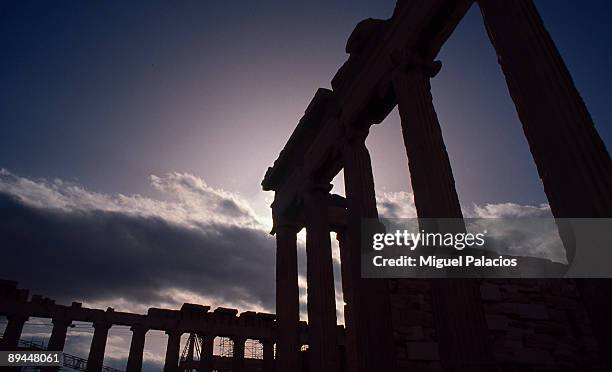 greece. athens. athenian acropolis. the acropolis hill "sacred rock" of athens, constitutes one of the most recognizable monuments of the world. it is the most significant reference point of ancient greek culture, as well as the symbol of the city of athe - atenas stock pictures, royalty-free photos & images