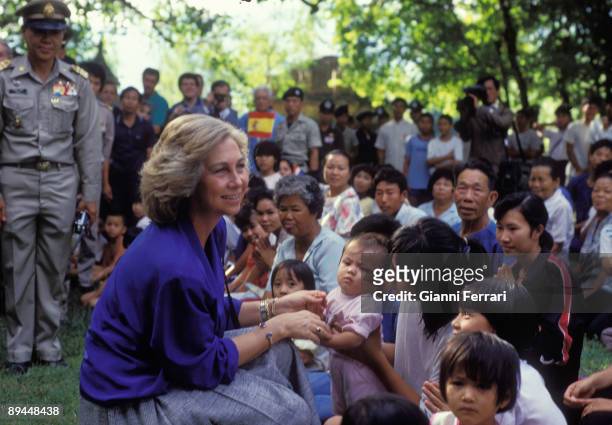 Nobember 21, 1987. Bangkok, Thailand. Official visit of the Kings of Spain to Thailand. In the image, the queen of Spain plays with some children...