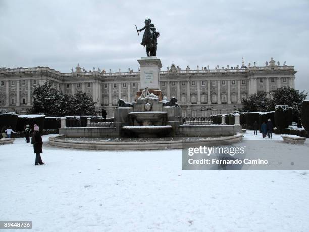 January 09, 2009. Madrid, Spain. Heavy snow storm in Madrid. Oriente Square: Felipe V Monument and Royal Palace.