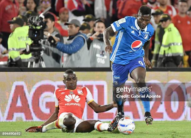 Dairon Mosquera of Santa Fe struggles for the ball with Duvier Riascos of Millonarios during the second leg match between Millonarios and Santa Fe as...