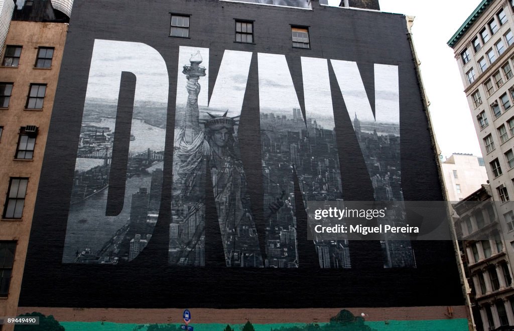 DKNY uses as advertising the image of Manhattan, painted on the façade a Houston Street building in Manhattan, New York City.