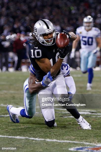 Seth Roberts of the Oakland Raiders makes a catch against the Dallas Cowboys during their NFL game at Oakland-Alameda County Coliseum on December 17,...