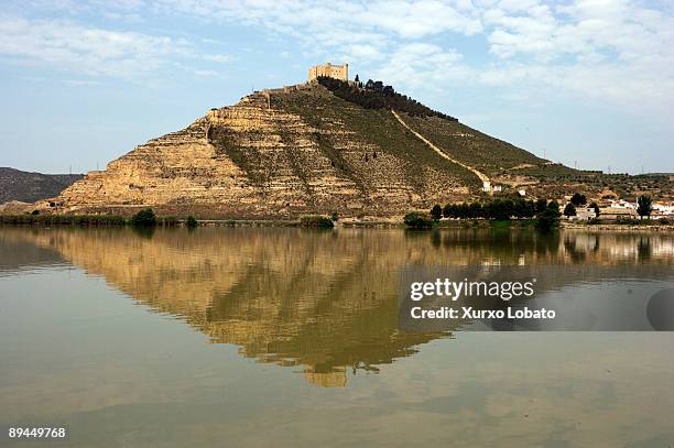 saragossa. river ebro. dam and castle of mequinenza. - mequinenza stockfoto's en -beelden