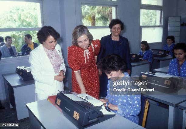 May 1983. Algiers, Algeria. Official visit of the Kings of Spain to Algeria. In the image, the queen Sofia visit the female Center of vocational...