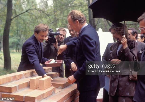 October, 1989. Warsaw, Poland. Official visit of the Kings of Spain to Poland. In the image, King Juan Carlos placed the first brick of the Spanish...
