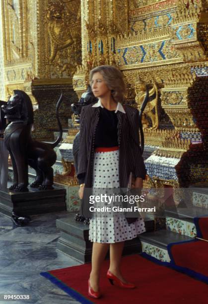Nobember 21, 1987. Bangkok, Thailand. Official visit of the Kings of Spain to Thailand. In the image, the Queen Sofia visiting the temples.