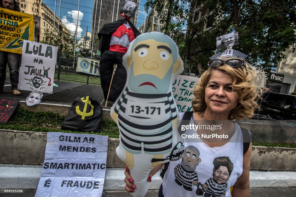 Protesters in Sao Paulo asking Lula in the Chain